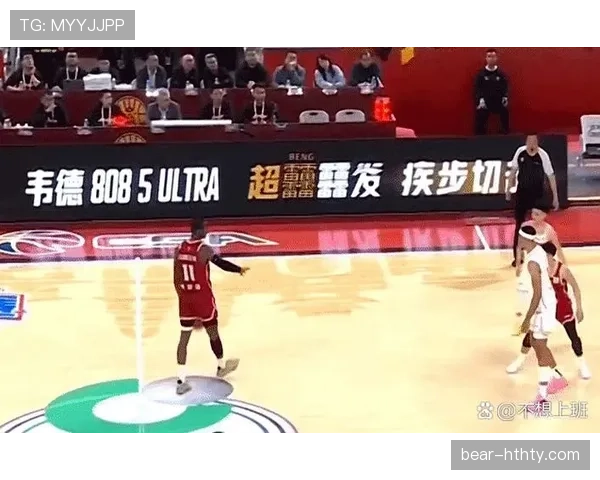 拉人犯规判罚的界限在哪？裁判如何区分合法防守和犯规行为